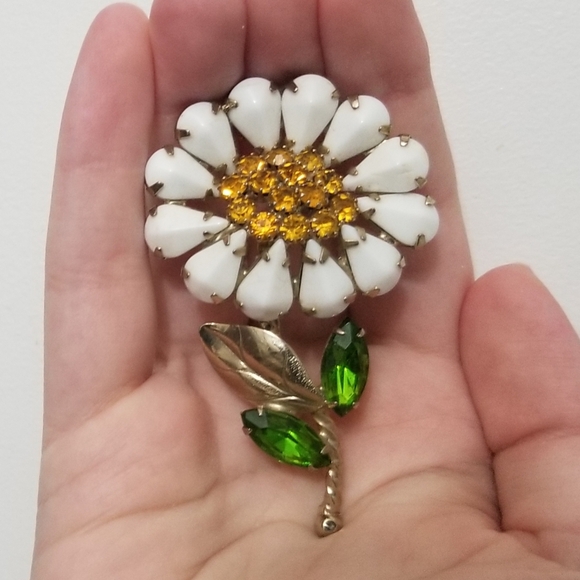Vtg unsigned milk glass & rhinestone daisy brooch, should be Weiss - Picture 13 of 13